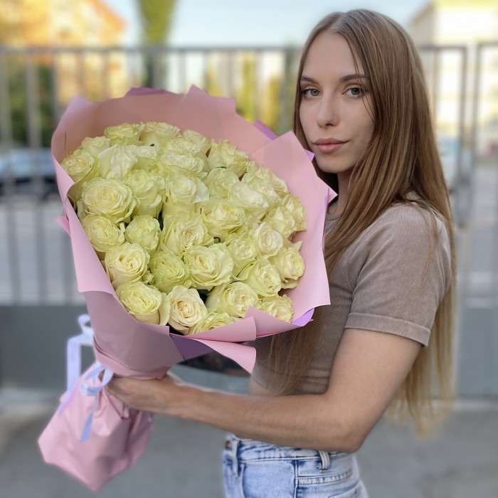 35 белых роз Мондиаль