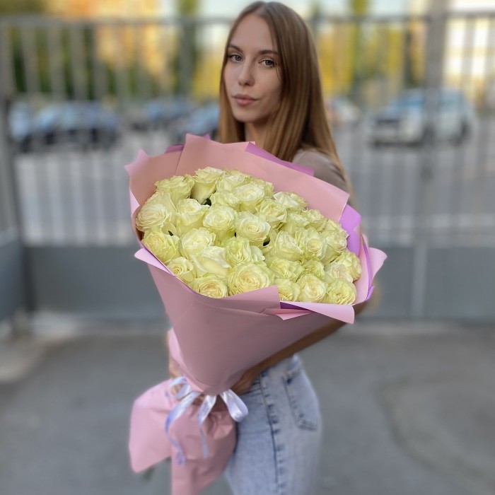 35 белых роз Мондиаль