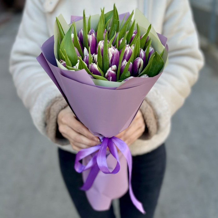35 бело-фиолетовых тюльпанов Лайт харт