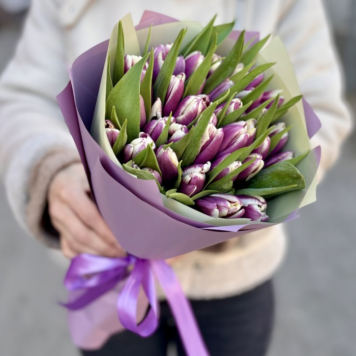 35 бело-фиолетовых тюльпанов Лайт харт