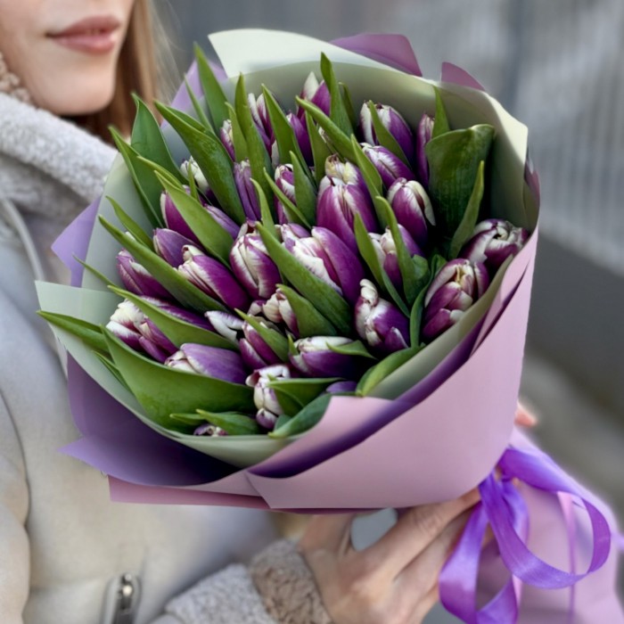 35 бело-фиолетовых тюльпанов Лайт харт