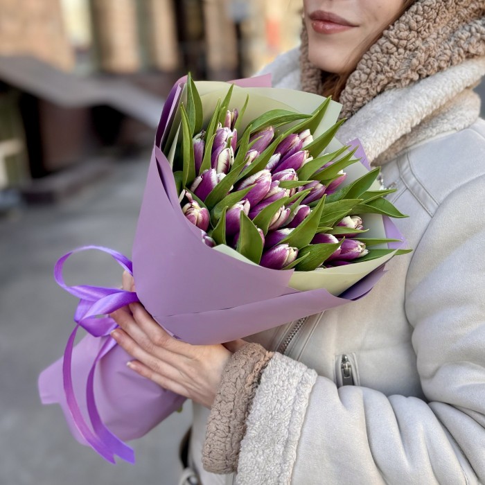 35 бело-фиолетовых тюльпанов Лайт харт