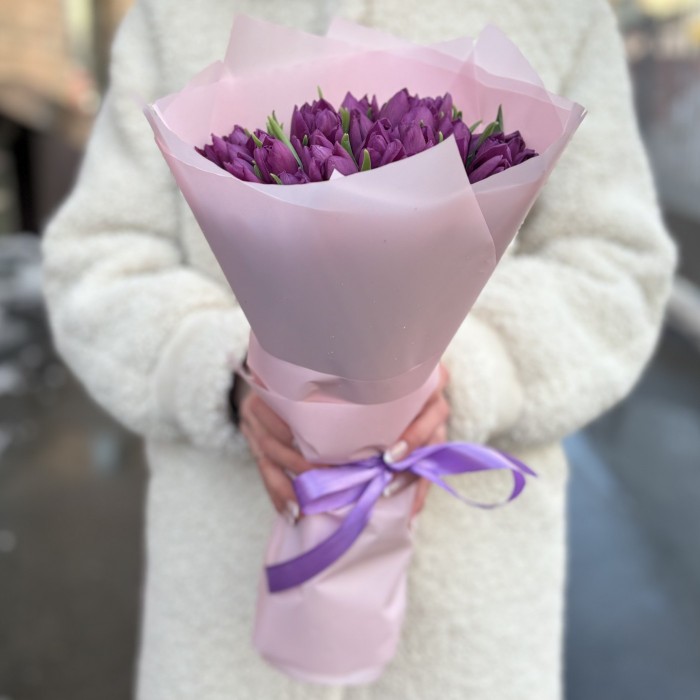 35 фиолетовых тюльпанов