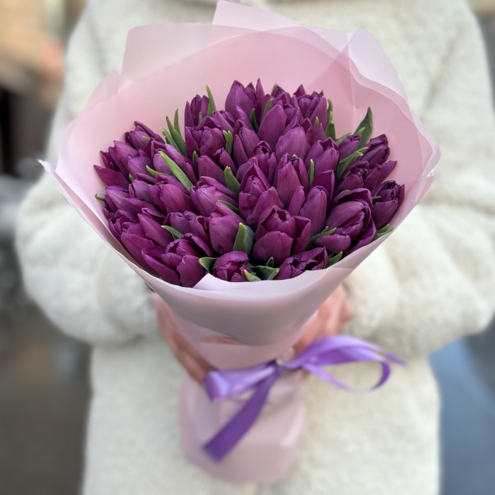 35 фиолетовых тюльпанов