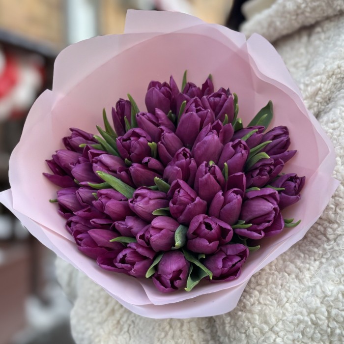 35 фиолетовых тюльпанов