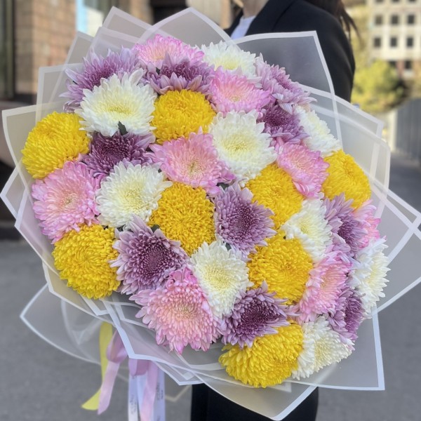 35 хризантем микс в упаковке