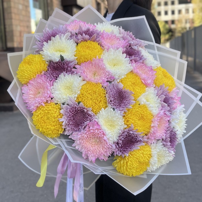 35 хризантем микс в упаковке