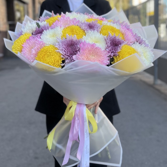 35 хризантем микс в упаковке