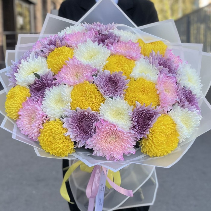 35 хризантем микс в упаковке