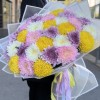 35 хризантем микс в упаковке