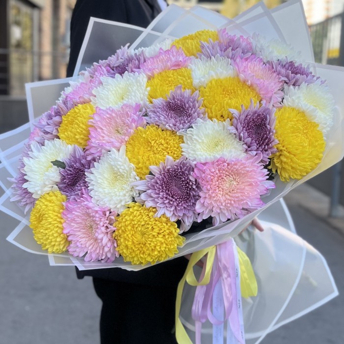 35 хризантем микс в упаковке