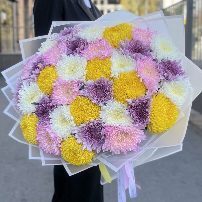 35 хризантем микс в упаковке