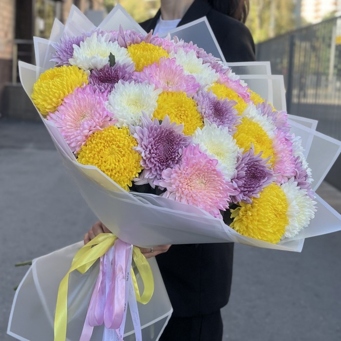 35 хризантем микс в упаковке