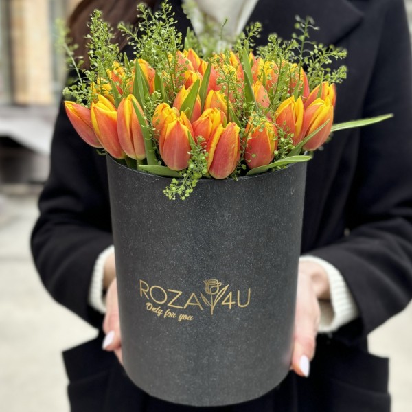 35 красно-желтых тюльпанов Денмарк в коробке