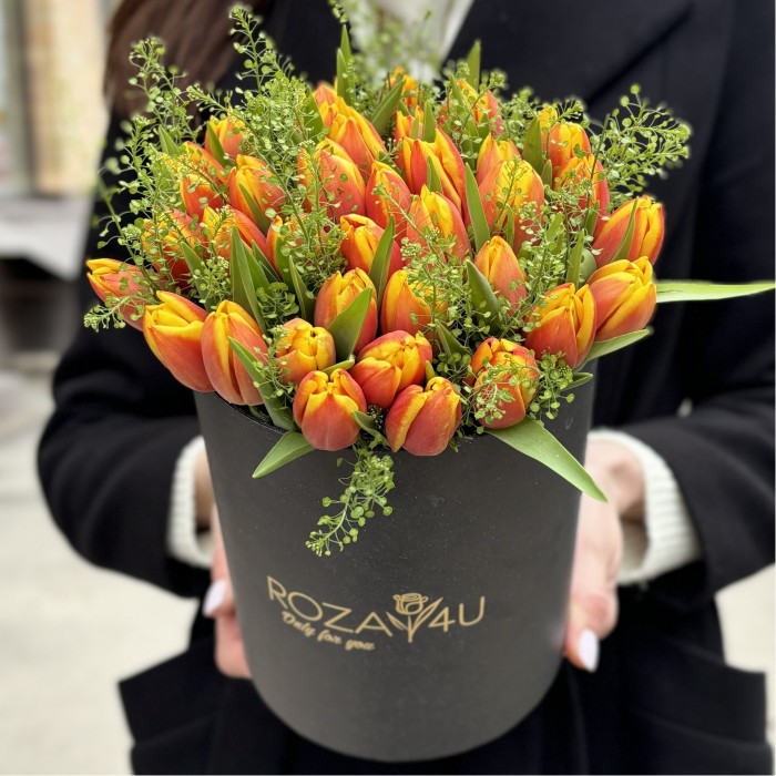 35 красно-желтых тюльпанов Денмарк в коробке