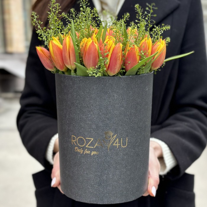 35 красно-желтых тюльпанов Денмарк в коробке