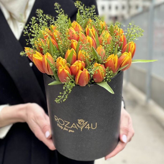 35 красно-желтых тюльпанов Денмарк в коробке