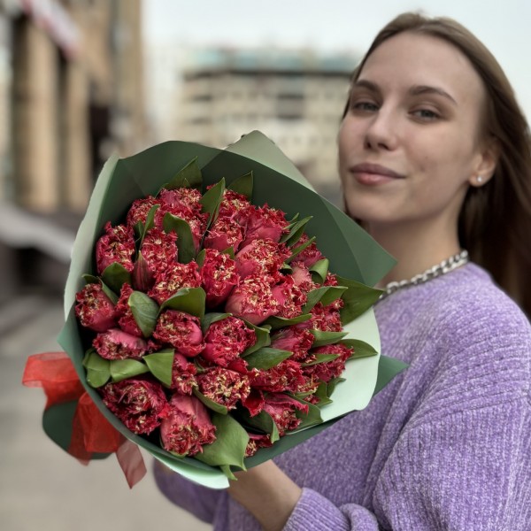 35 махровых красных тюльпанов Ля мур