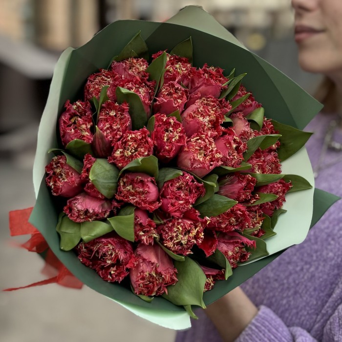 35 махровых красных тюльпанов Ля мур