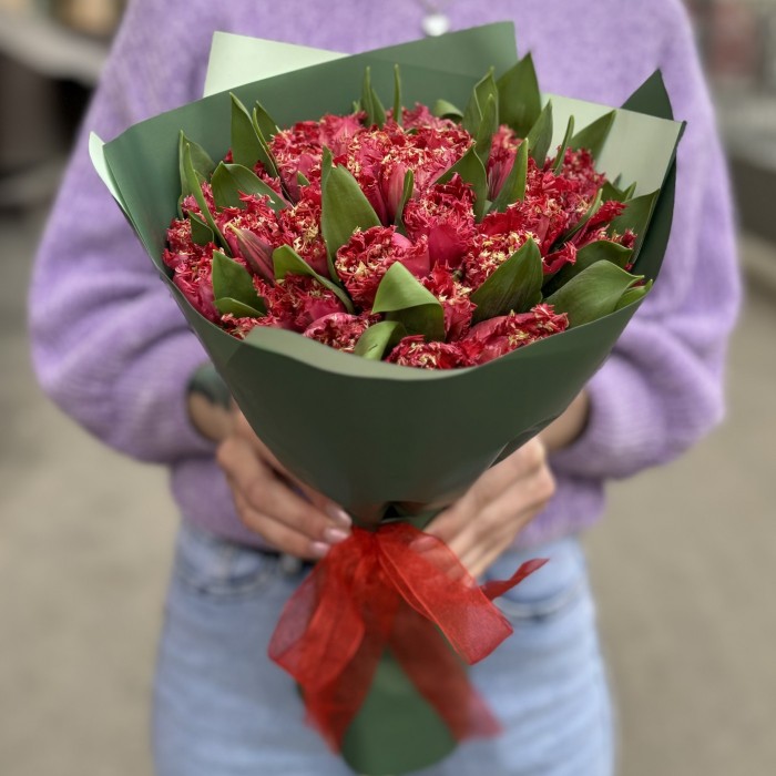 35 махровых красных тюльпанов Ля мур