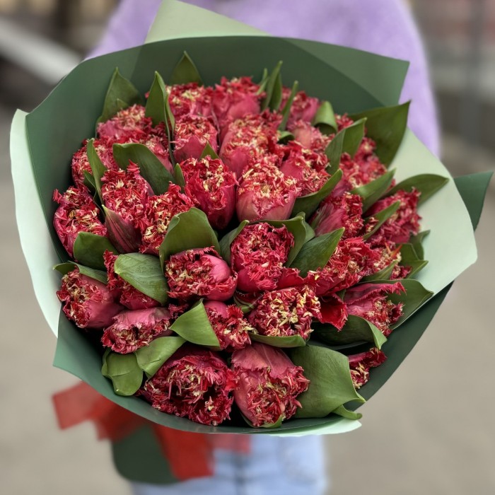 35 махровых красных тюльпанов Ля мур