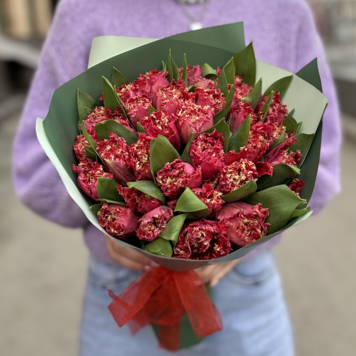 35 махровых красных тюльпанов Ля мур