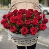 35 красных роз Ред Наоми в корзине