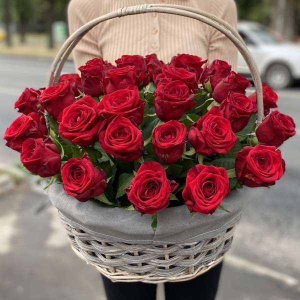 35 красных роз Ред Наоми в корзине