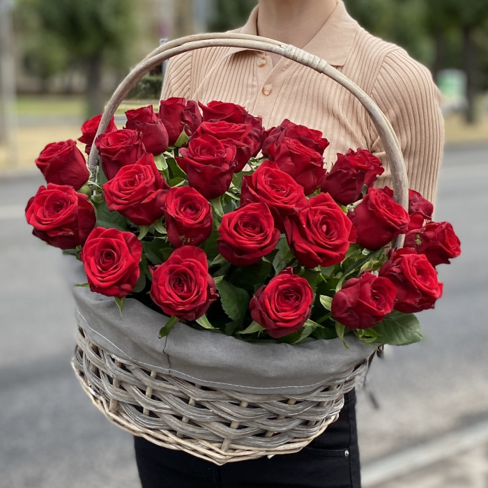 35 красных роз Ред Наоми в корзине