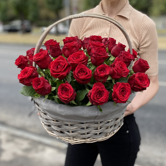 35 красных роз Ред Наоми в корзине