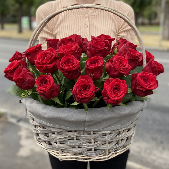 35 красных роз Ред Наоми в корзине