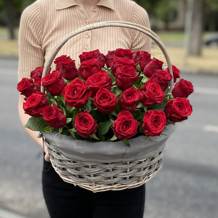 35 красных роз Ред Наоми в корзине