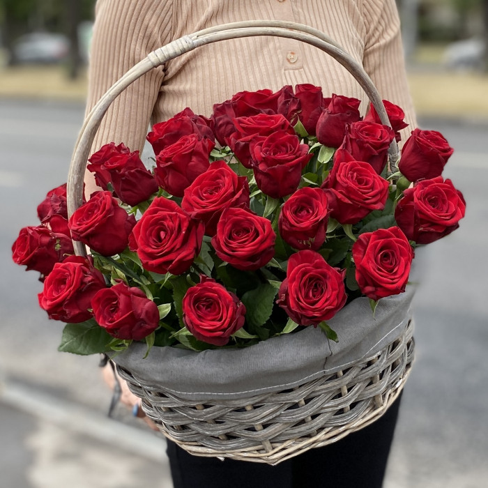 35 красных роз Ред Наоми в корзине