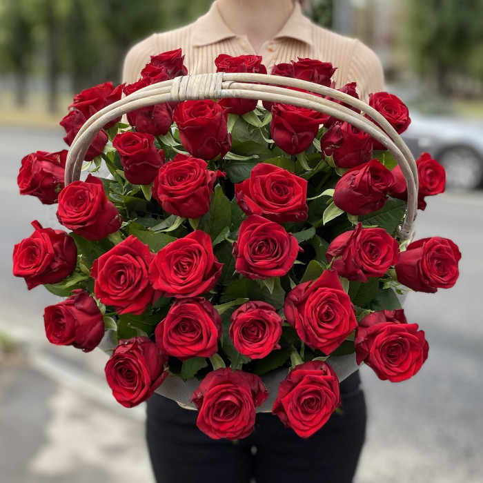 35 красных роз Ред Наоми в корзине