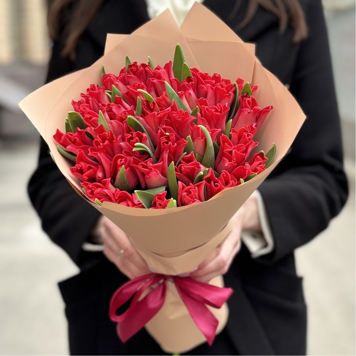 35 красных тюльпанов Ред Дресс в упаковке