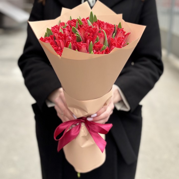 35 красных тюльпанов Ред Дресс в упаковке