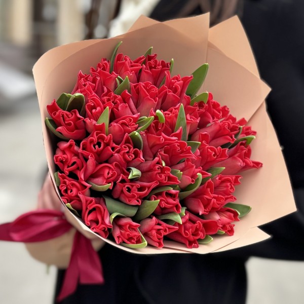 35 красных тюльпанов Ред Дресс в упаковке