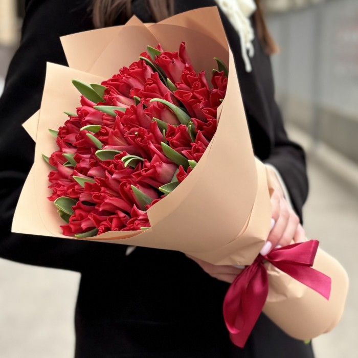 35 красных тюльпанов Ред Дресс в упаковке