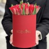 35 красных тюльпанов Ред дресс в коробке