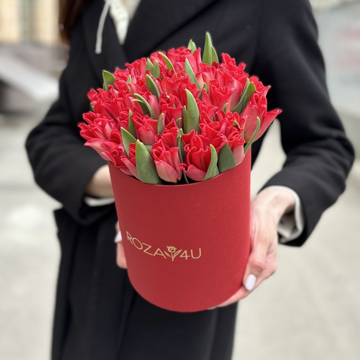 35 красных тюльпанов Ред дресс в коробке