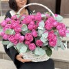 35 кустовых пионовидных роз Мисти Баблс в корзине