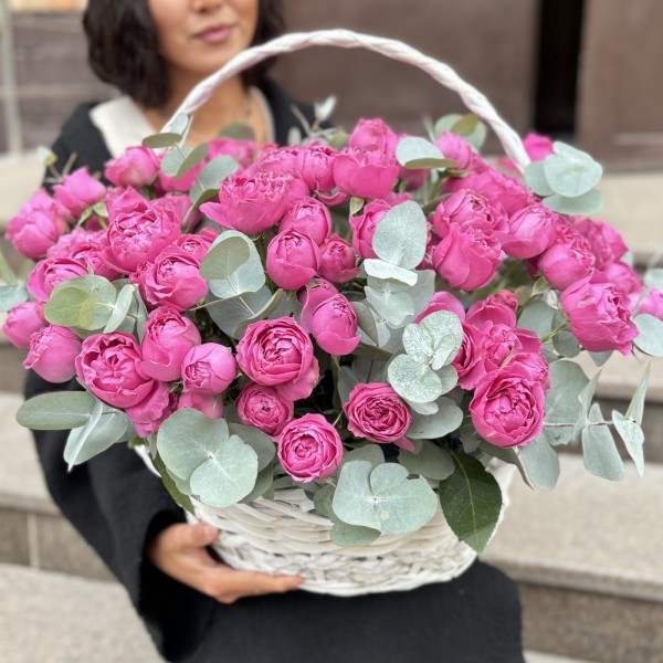 35 кустовых пионовидных роз Мисти Баблс в корзине