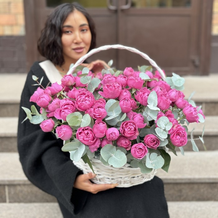 35 кустовых пионовидных роз Мисти Баблс в корзине