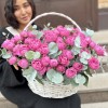 35 кустовых пионовидных роз Мисти Баблс в корзине