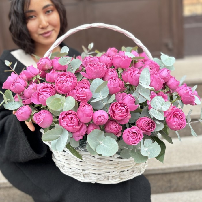 35 кустовых пионовидных роз Мисти Баблс в корзине