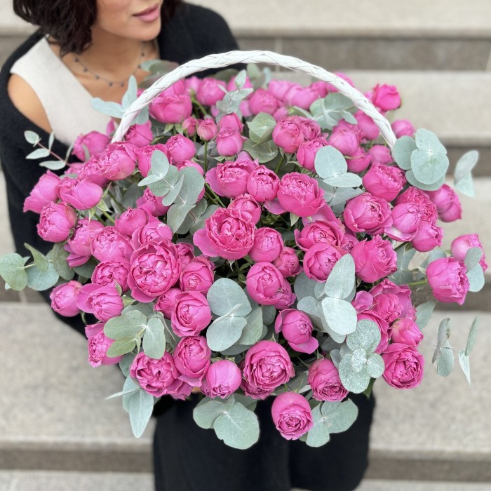 35 кустовых пионовидных роз Мисти Баблс в корзине