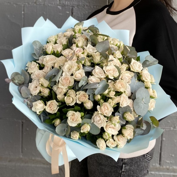 35 кустовых роз Роял Порцелина с эвкалиптом