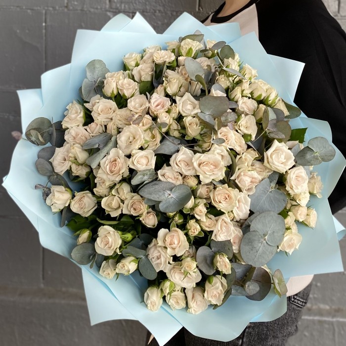 35 кустовых роз Роял Порцелина с эвкалиптом