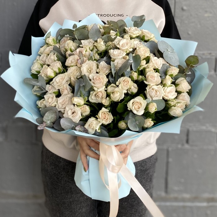 35 кустовых роз Роял Порцелина с эвкалиптом
