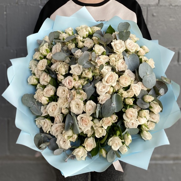 35 кустовых роз Роял Порцелина с эвкалиптом
